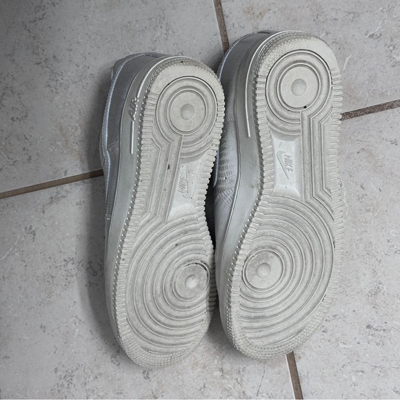 Size 9 NIKE AIR in White & Silver - Picture 5 of 12